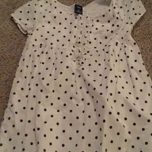 A short sleeve shirt.